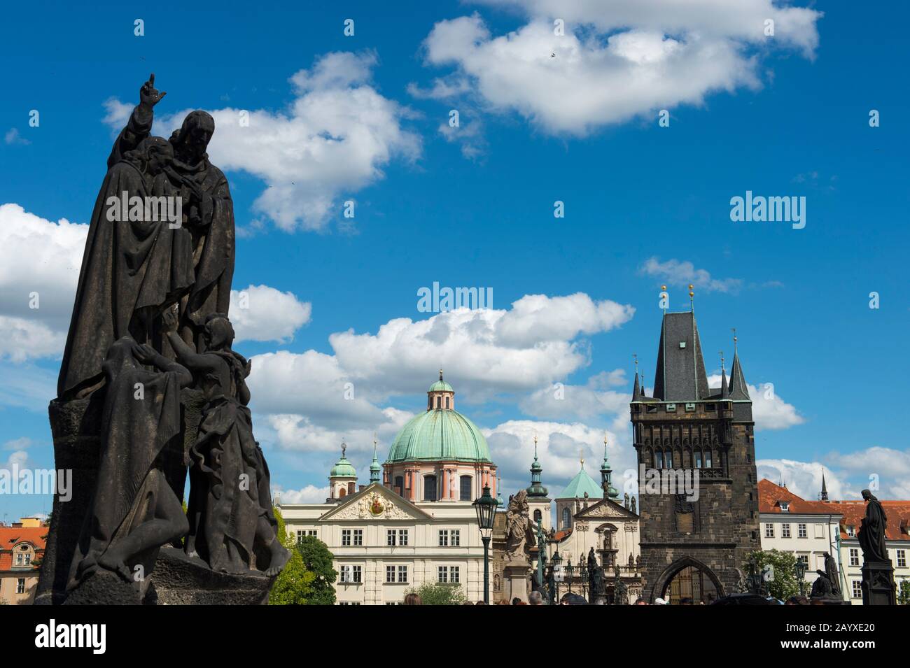 Statuen an der Karlsbrücke in Prag, der Hauptstadt und größten Stadt Tschechiens. Stockfoto