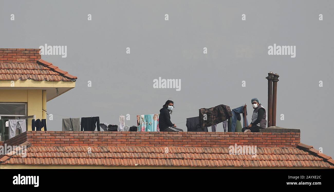 Bhaktapur, Nepal. Februar 2020. Nepali Menschen, die aus Wuhan evakuiert wurden, chatten sich gegenseitig auf einem Dach eines Gebäudes in der Quarantänezone in Bhaktapur, Nepal. Nepali-Bürger, die aus Wuhan, einer chinesischen Stadt, evakuiert werden, das Epizentrum des neuartigen Coronavirus, der jetzt COVID-19-Ausbruch, werden auf Symptome der Infektion in der Kharipati-Quarantänezone in Bhaktapur überwacht. Credit: Sunil Sharma/ZUMA Wire/Alamy Live News Stockfoto