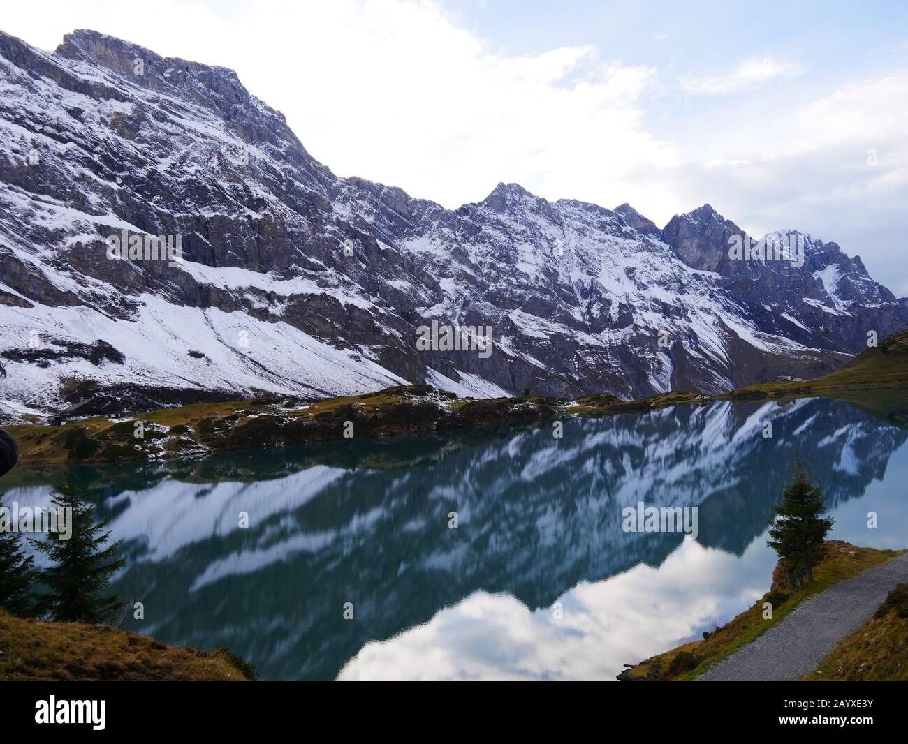 Engelberg, Schweiz: Der Trübsee spiegelt die umliegenden Alpen wider Stockfoto