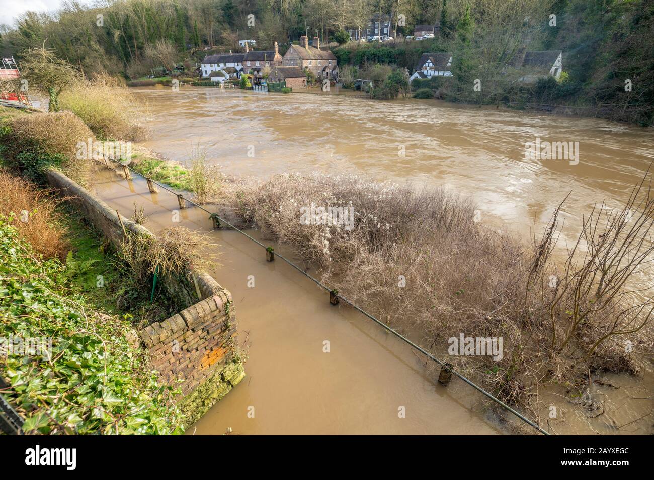 River Severn überschwemmt in Ironbridge, nachdem Sturm Dennis Großbritannien durchfegt Stockfoto