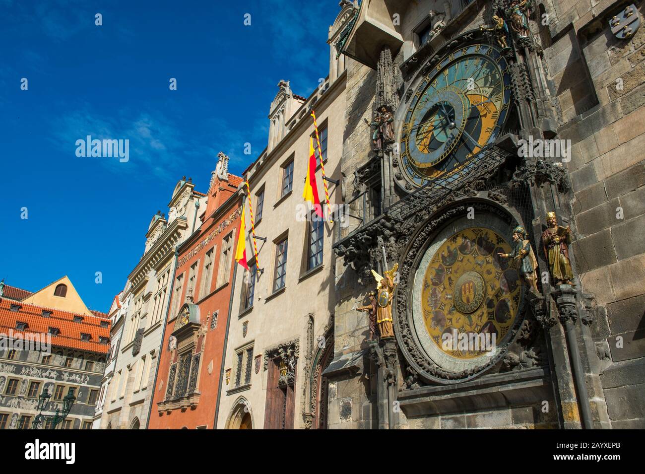 Die mittelalterliche astronomische Uhr schmückt die Südwand des Alten Rathauses auf dem Prager Altstädter Ring, Tschechien. Es kündigt Eve an Stockfoto