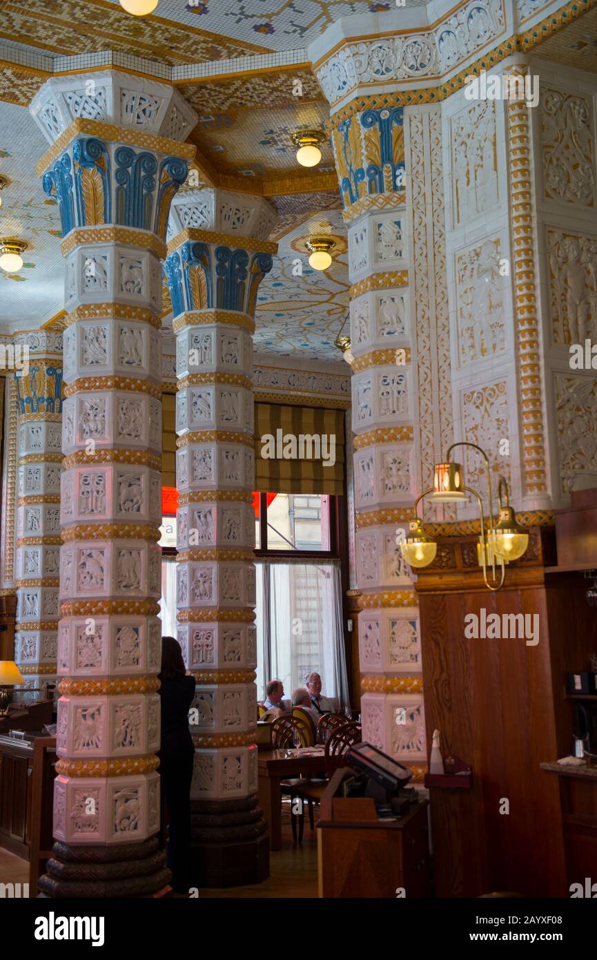 Inneneinrichtung des Art déco Café Imperial, das in den letzten 100 Jahren das bekannteste und beliebteste Grand Cafe Haus in Prag war. Einmal frequen Stockfoto