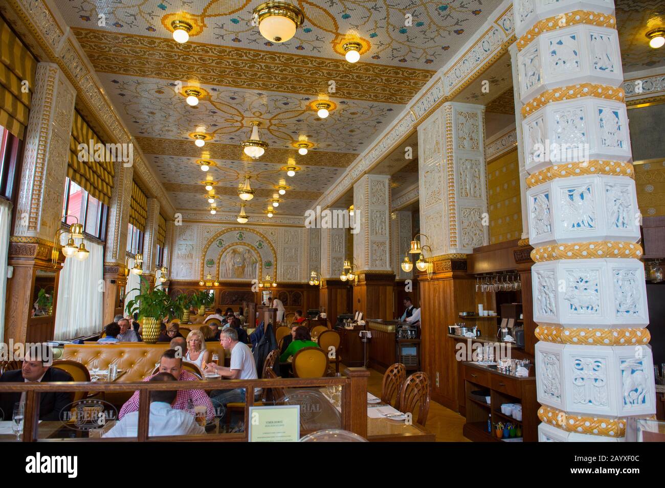 Inneneinrichtung des Art déco Café Imperial, das in den letzten 100 Jahren das bekannteste und beliebteste Grand Cafe Haus in Prag war. Einmal frequen Stockfoto