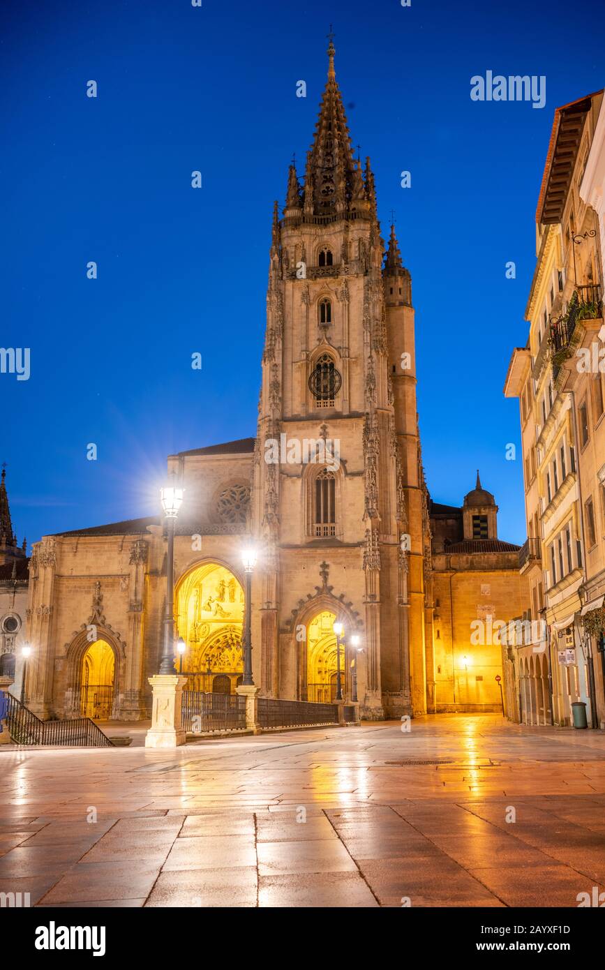 Die Kathedrale von Oviedo, Spanien, gegründet von König Fruela I. von Asturien in 781 AD und ist im Alfonso II Square entfernt. Stockfoto