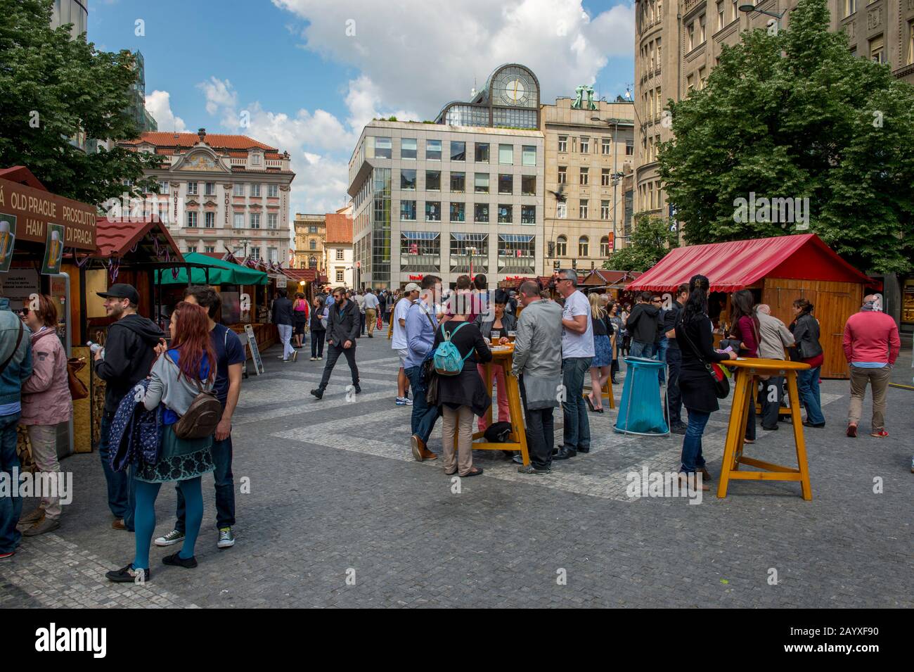 Die Leute essen auf dem Wenzelsplatz, einer der Hauptstadtplätze und das Zentrum der Geschäfts- und Kulturgemeinden im neuen Stockfoto