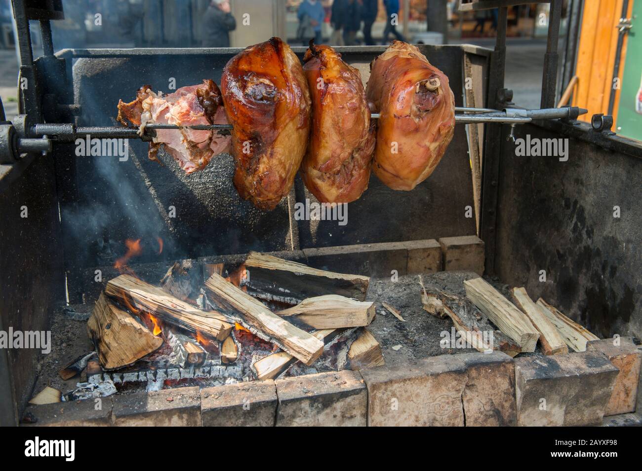 Der Prager Schinken wird an einer Essensstelle auf dem Wenzelsplatz gegrillt, der einer der Hauptstadtplätze und das Zentrum der Geschäfts- und Kulturkommuni ist Stockfoto
