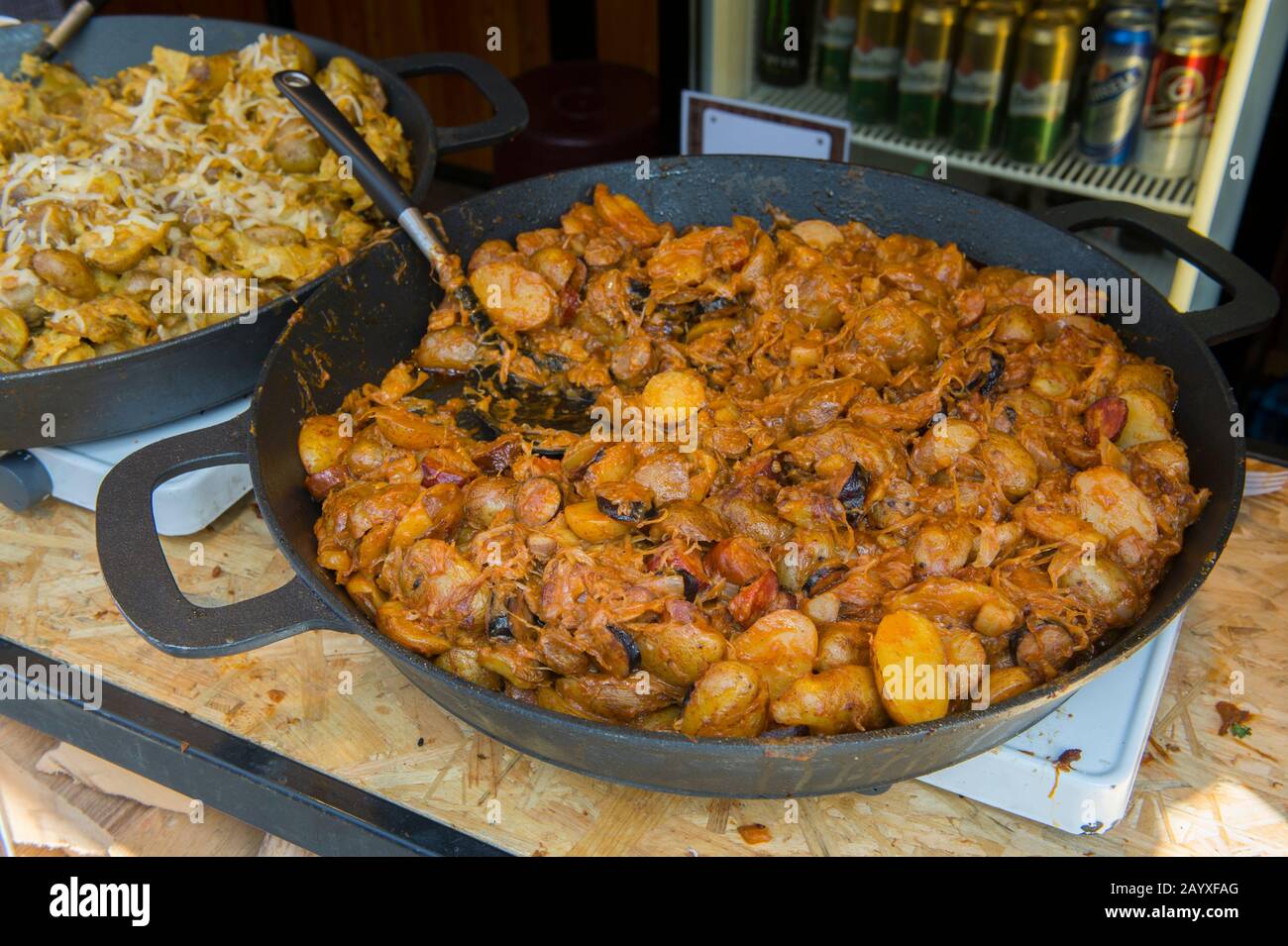 Typisch tschechische fast Food an einer Essensstandstelle am Wenzelsplatz, einer der Hauptstadtplätze und das Zentrum der Geschäfts- und Kulturkommunit Stockfoto