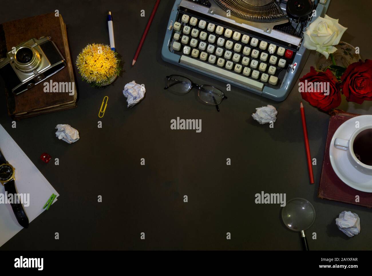 Schreibmaschine im Vintage-Stil mit Kaffee und Büroartikeln Draufsicht Stockfoto