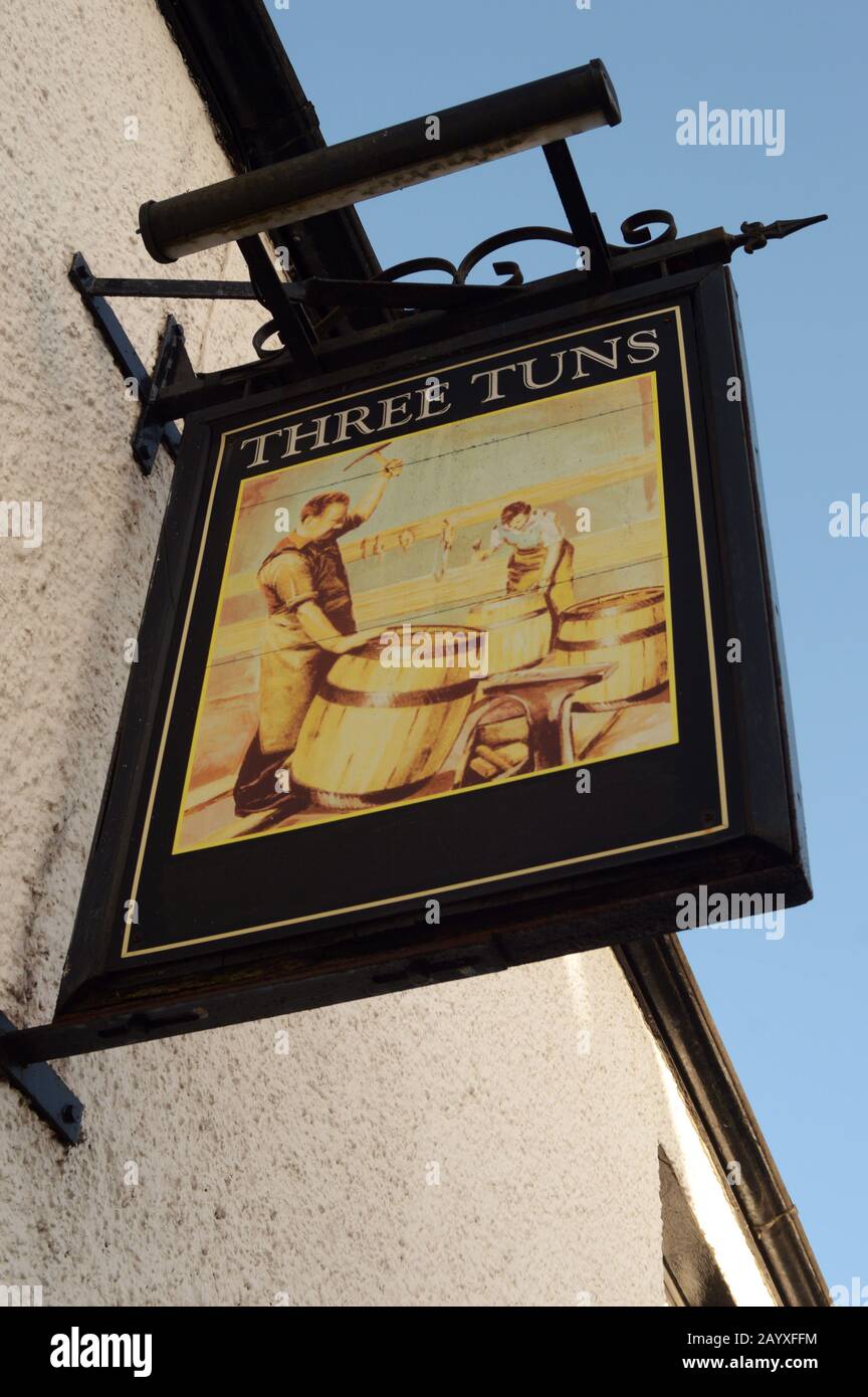 Das Pub-Zeichen des Three Tuns Inn befindet sich in Chepstow, Monmouthshire, SE Wales im Vereinigten Königreich. Das Inn ist sowohl ein Hotel als auch eine öffentliche Bar. Stockfoto