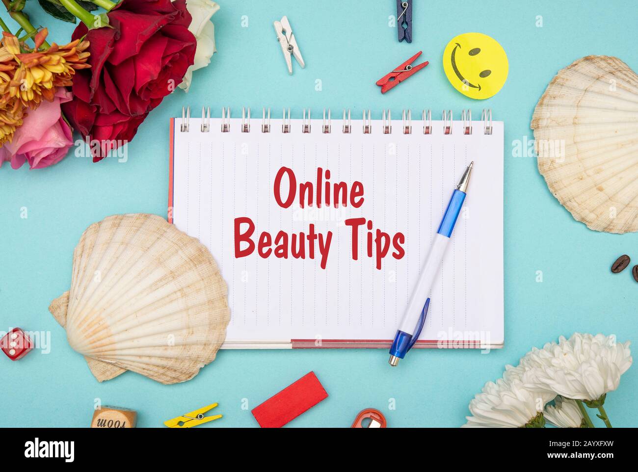 Online-Beauty-Tips Banner mit Büropapier Draufsicht Stockfoto