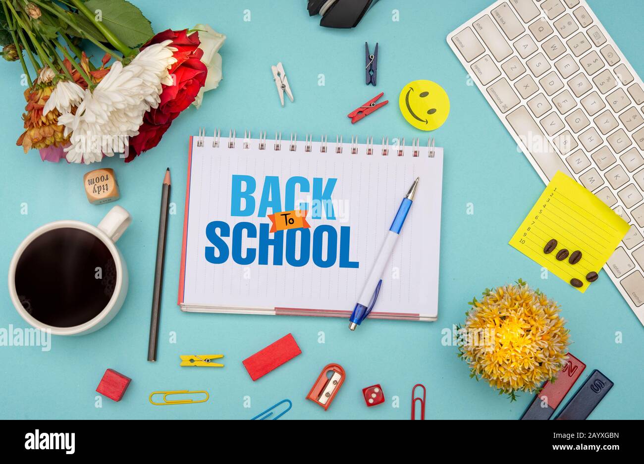 Back to School Banner mit Tastatur und Büroartikeln Stockfoto