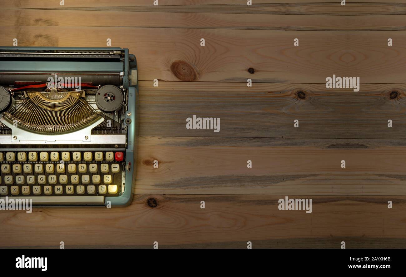 Vintage-Schreibmaschine mit Holzbannerhintergrund Stockfoto