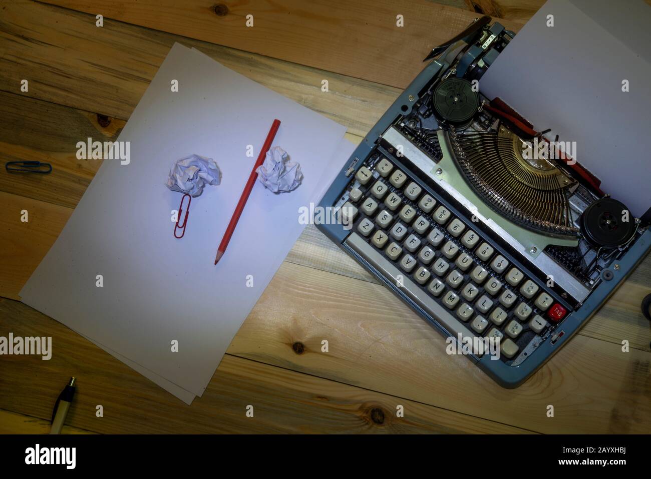 Alte Schreibmaschine mit zerrissenen Papierrollen in der Draufsicht Stockfoto