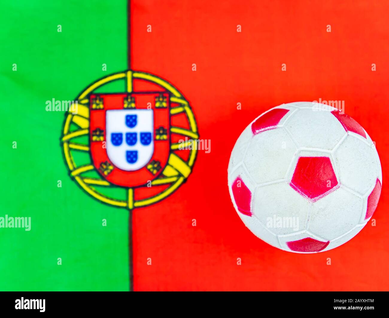 Portugal Flagge und Fußball auf weißem Hintergrund. Fußball. Meisterschaft. Welt. Earopa. Sport. Platz für Text. Stockfoto