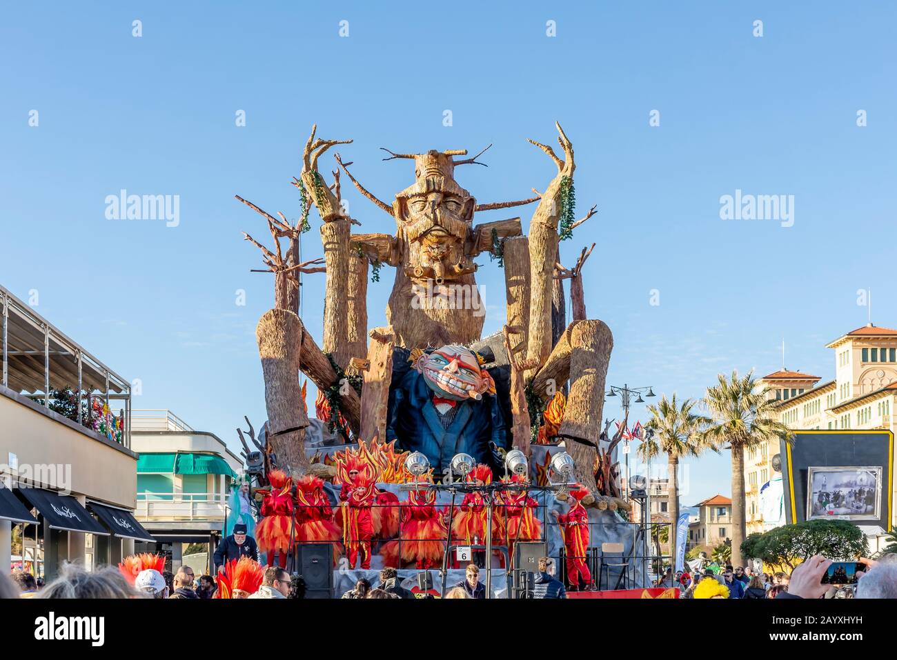 Der allegorische Karnevalsfloß nannte 'S i fossi foco' in der Parade in Viareggio, Italien Stockfoto