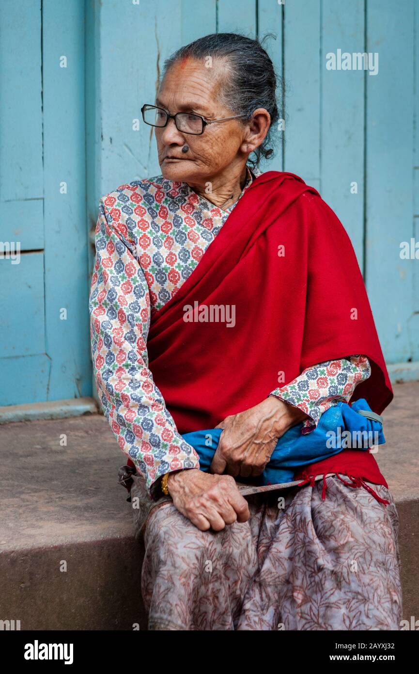 Nicht identifizierte nepalesische Frau in Bhaktapur, Nepal, die von der UNESCO als Weltkulturerbe für ihre reiche Kultur, Tempel und Kunstwerke aus Holz gelistet wurde Stockfoto