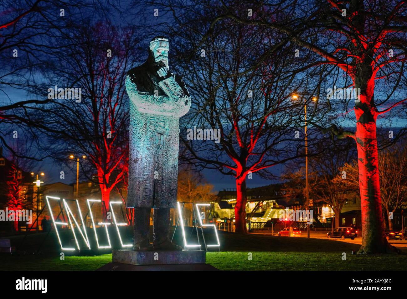 Das Engels Memorial ist eine Bronzestatue des deutschen Philosophen und kommunistischen Revolutionärs FRIEDRICH ENGELS, die von dem chinesischen Bildhauer Zeng Chenggang (2014) gefertigt wurde. Es befindet sich im Garten Engels in Wuppertal. Stockfoto
