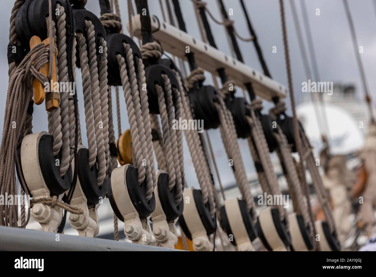 Seeschiffe Takelage und Seile Rollenblocks und Tackles auf den Decks einer Segelyacht oder Galeon-Clipper. Stockfoto