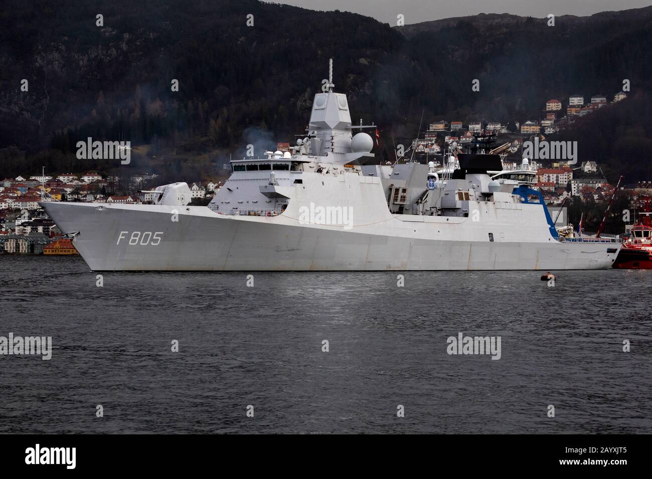 Holländisches Kriegsschiff, Fregatte HNLMS Evertsen F805, Abfahrt vom Hafen von Bergen, Norwegen. Ein dunkler und regnerischer Wintertag Stockfoto