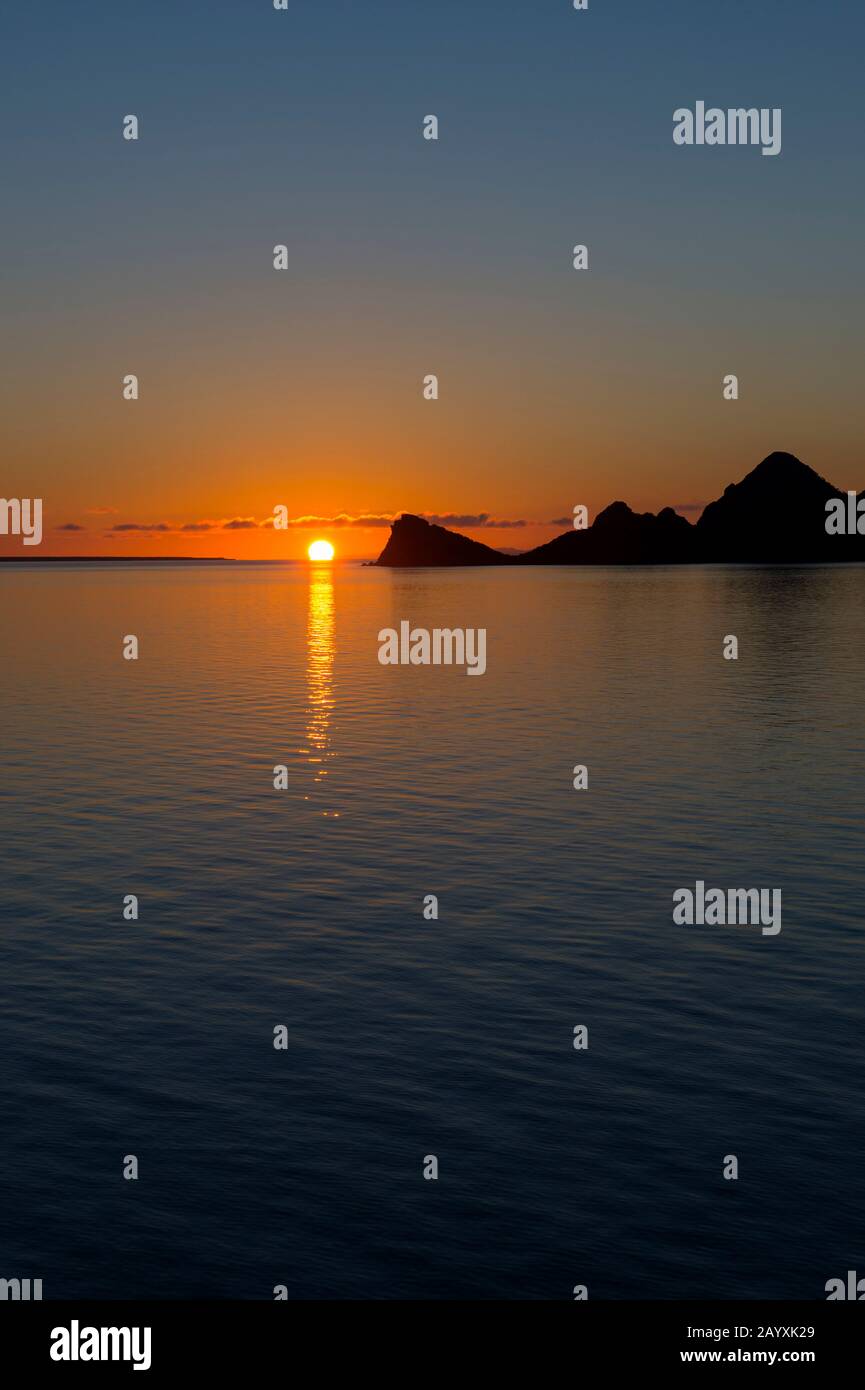 Sonnenaufgang über Isla Carmen in der Nähe von Puerto Escondido, Meer von Cortez, Baja California, Mexiko. Stockfoto