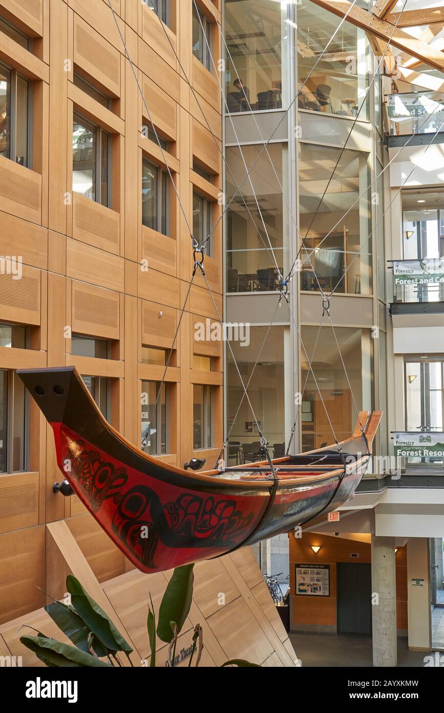 Haida Looplex X Canoe, von Bill Reid ins Leben gerufen, suspendiert im Atrium des Forest Sciences Center, University of British Columbia, Vancouver, Kanada Stockfoto
