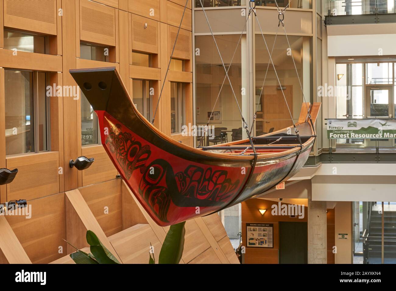 Haida Looplex X Canoe, von Bill Reid ins Leben gerufen, suspendiert im Atrium des Forest Sciences Center, University of British Columbia, Vancouver, Kanada Stockfoto Haida Looplex X Canoe, von Bill Reid ins Leben gerufen, suspendiert im Atrium des Forest Sciences Center, University of British Columbia, Vancouver, Kanada Stockfoto