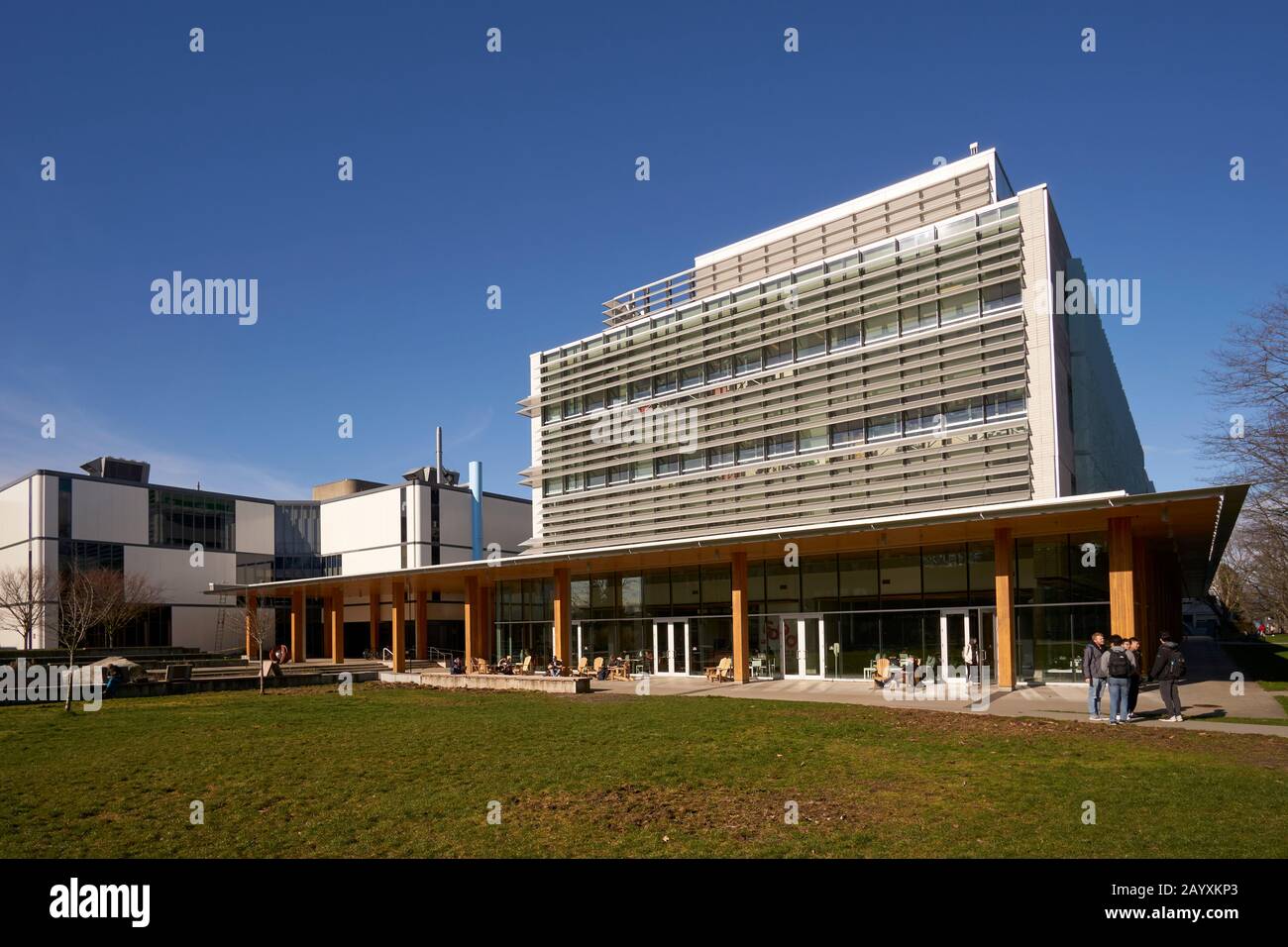 Studenten außerhalb des Earth Sciences Building auf dem Campus der University of British Columbia, Vancouver, BC, Kanada Stockfoto