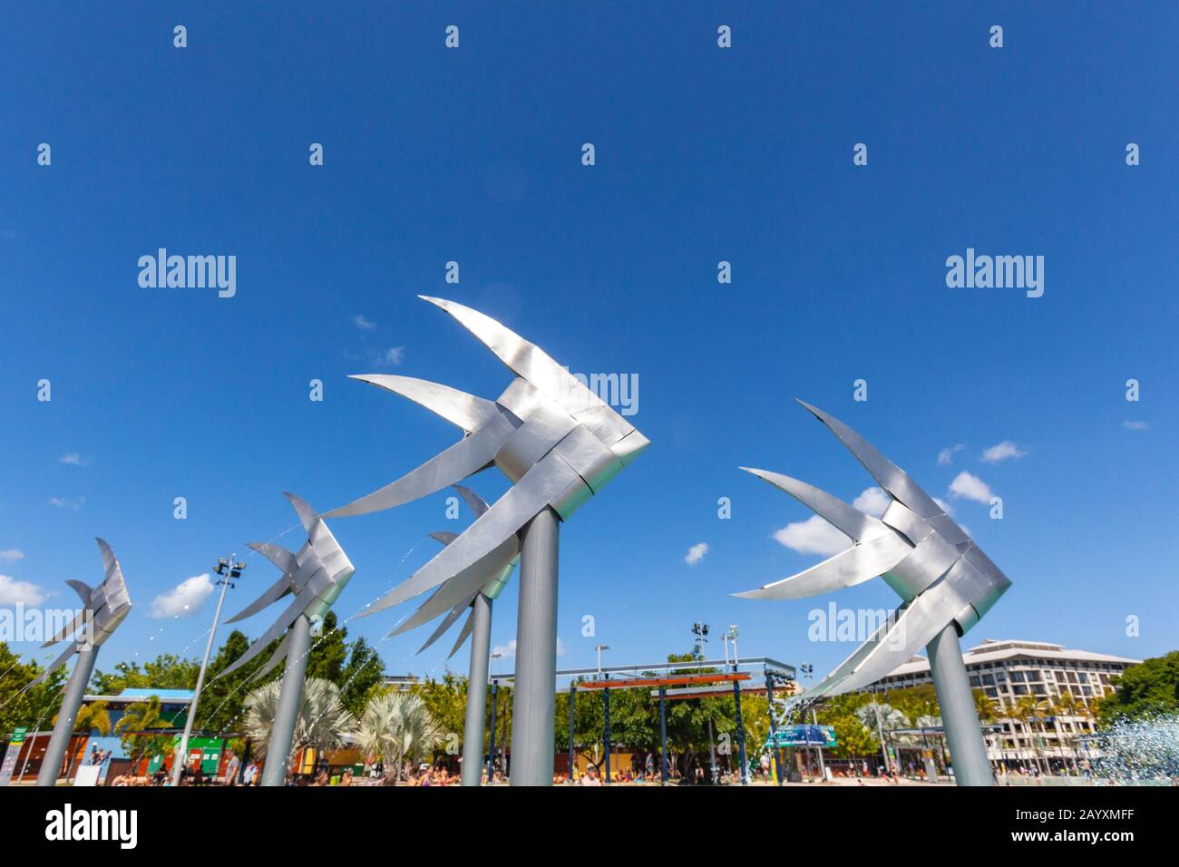 Die Gewebten Fischskulpturen des Künstlers Brian Robinson und Menschen, die in Cairns Esplanade Lagoon, Cairns, Queensland, Australien baden Stockfoto