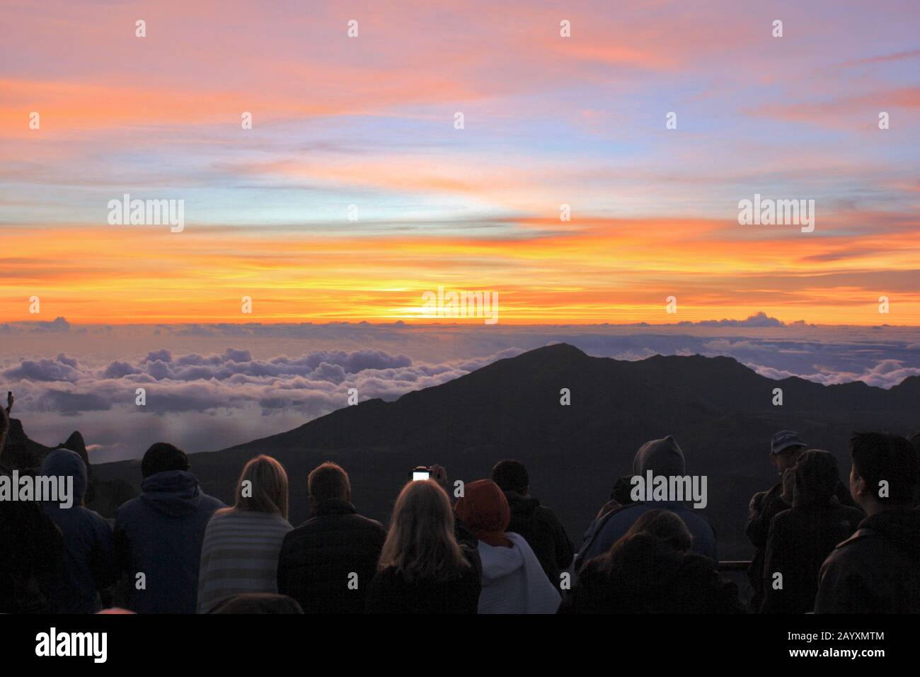 13.07.2014 Maui Hawaii-Touristen steigen vor der Tagespause auf und fahren zum Gipfel des Haleakala-Vulkans auf der Insel Maui, um den inspirierenden Sonnenaufgang zu erleben. Stockfoto