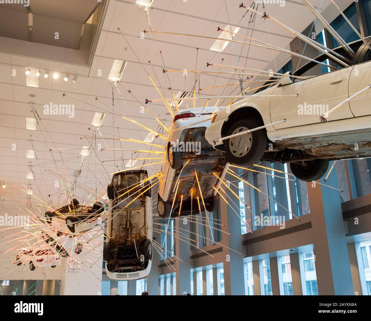 Unopportun: Die erste Stufe aus dem Jahr 2004 ist eine umfangreiche Installationsarbeit, die aus einer akribischen Anordnung von Fahrzeugen in Lebensgröße und Mehrkanal-Röhren besteht Stockfoto