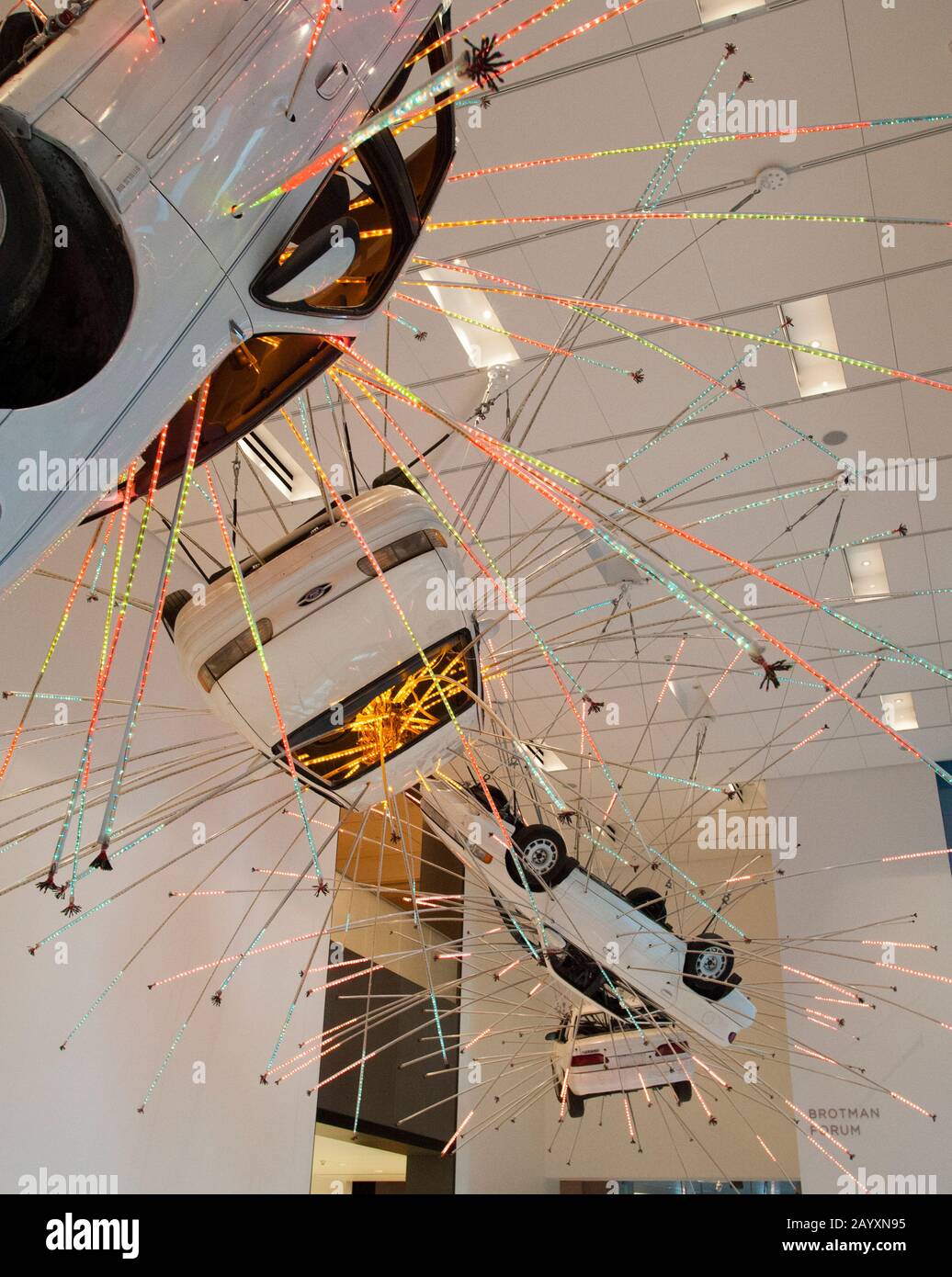 Unopportun: Die erste Stufe aus dem Jahr 2004 ist eine umfangreiche Installationsarbeit, die aus einer akribischen Anordnung von Fahrzeugen in Lebensgröße und Mehrkanal-Röhren besteht Stockfoto