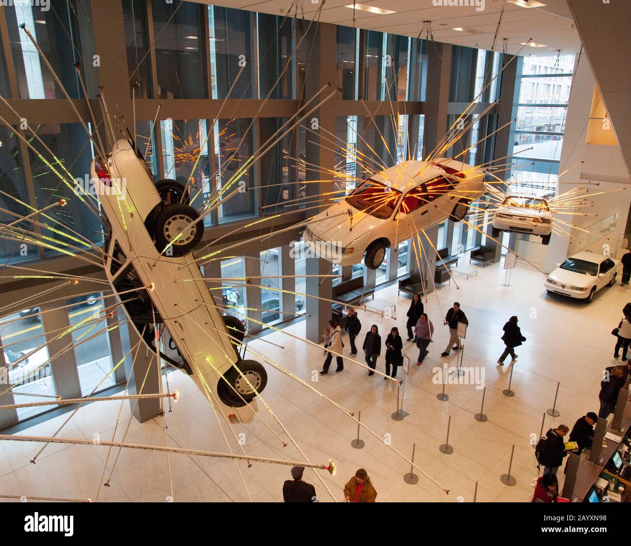 Unopportun: Die erste Stufe aus dem Jahr 2004 ist eine umfangreiche Installationsarbeit, die aus einer akribischen Anordnung von Fahrzeugen in Lebensgröße und Mehrkanal-Röhren besteht Stockfoto