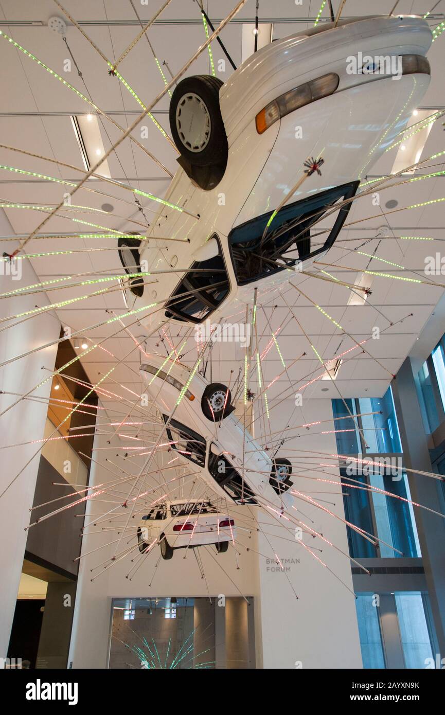 Unopportun: Die erste Stufe aus dem Jahr 2004 ist eine umfangreiche Installationsarbeit, die aus einer akribischen Anordnung von Fahrzeugen in Lebensgröße und Mehrkanal-Röhren besteht Stockfoto