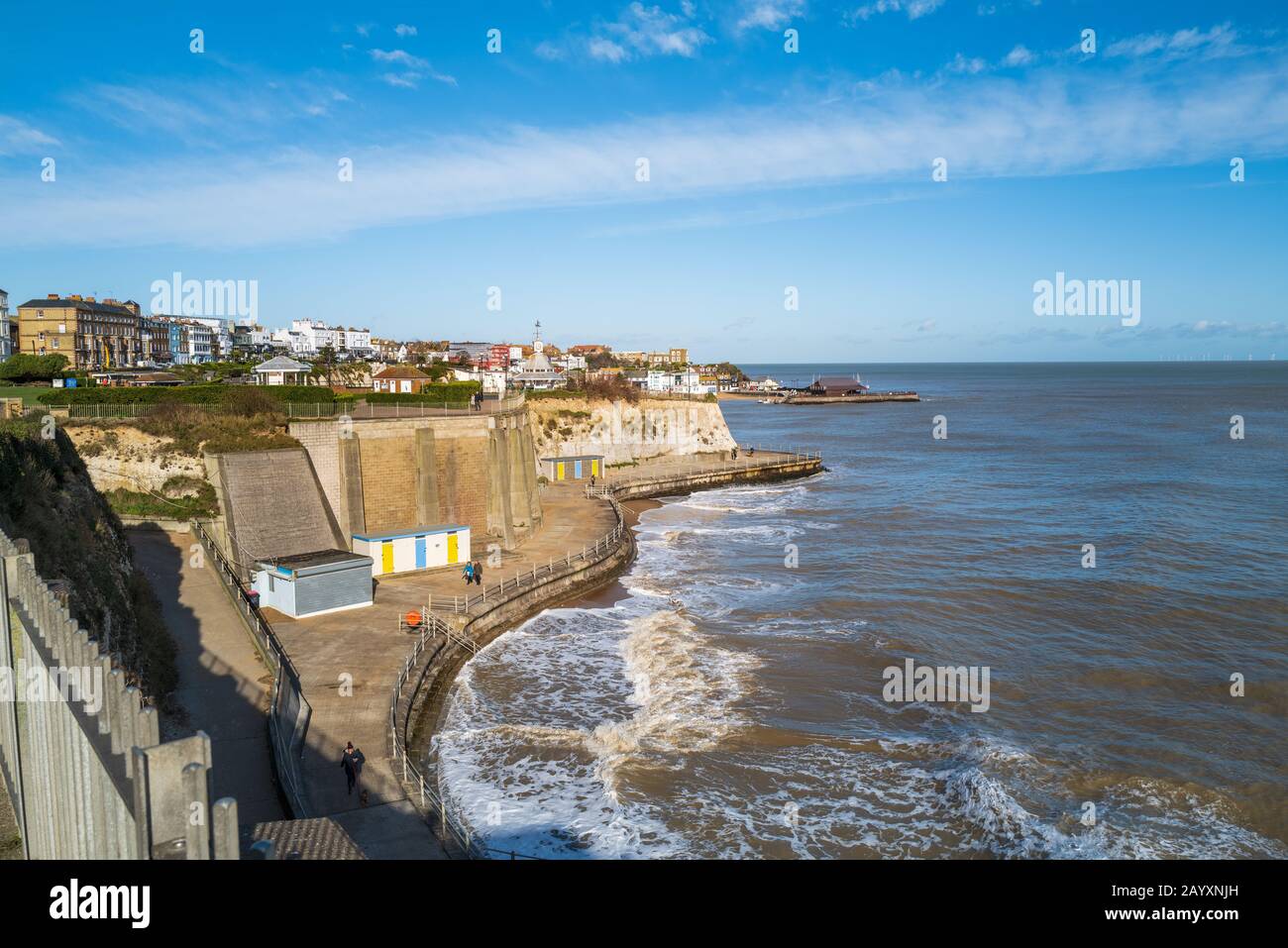 Broadstairs, England - 12. Februar 2020 EIN Paar spazieren entlang der Promenade der Louisa Bay den Strand jenseits der berühmten Viking Bay an der traditionellen Küste entlang Stockfoto