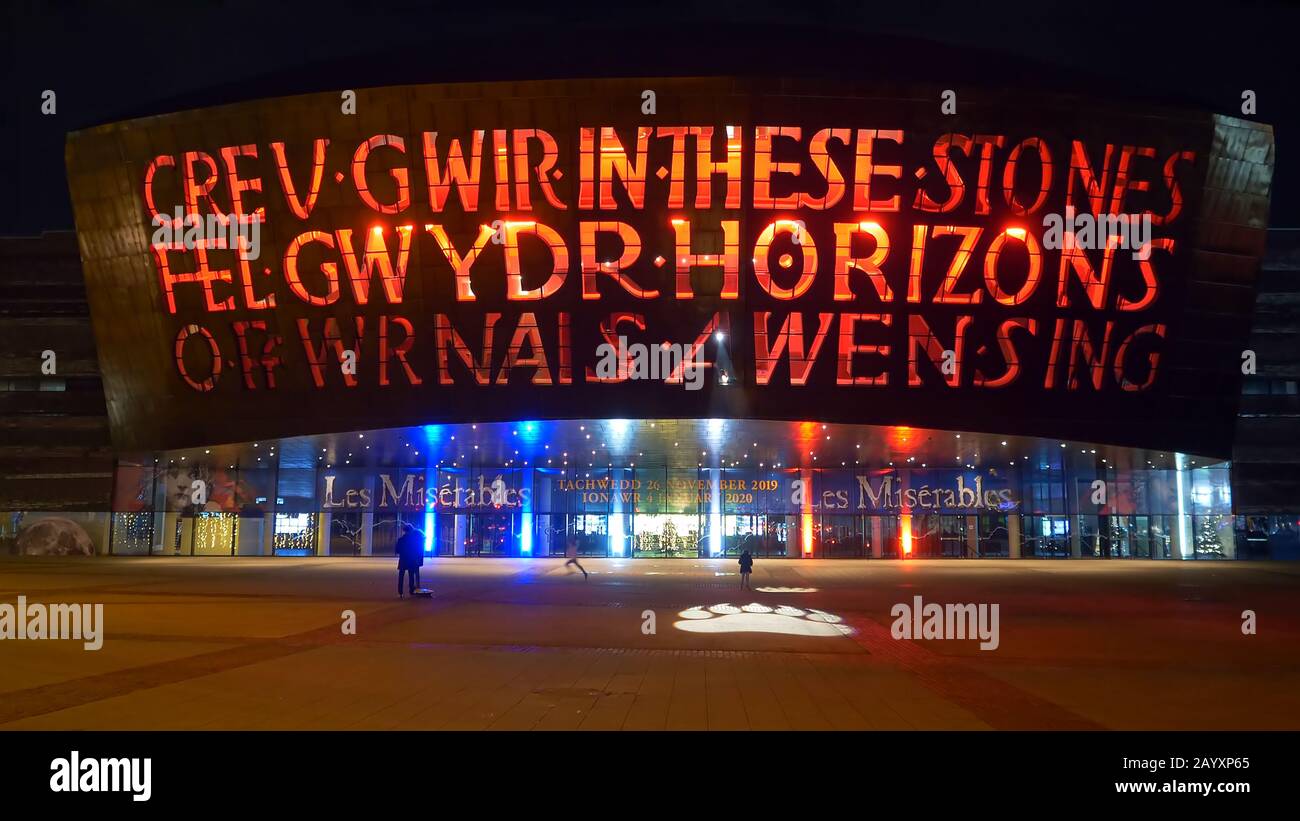 Wales Millennium Center und Donald Gordon Theatre in Cardiff in der Nacht - CARDIFF, WALES - 31. DEZEMBER 2019 Stockfoto