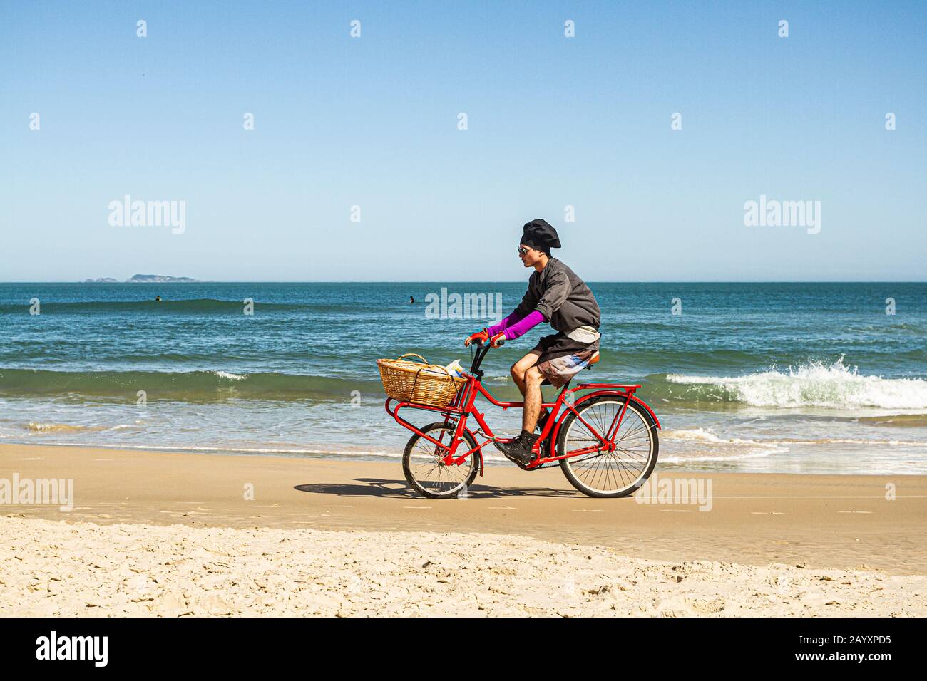 Strandhändler mit dem Fahrrad am Strand von Acores. Florianopolis, Santa Catarina, Brasilien. Stockfoto