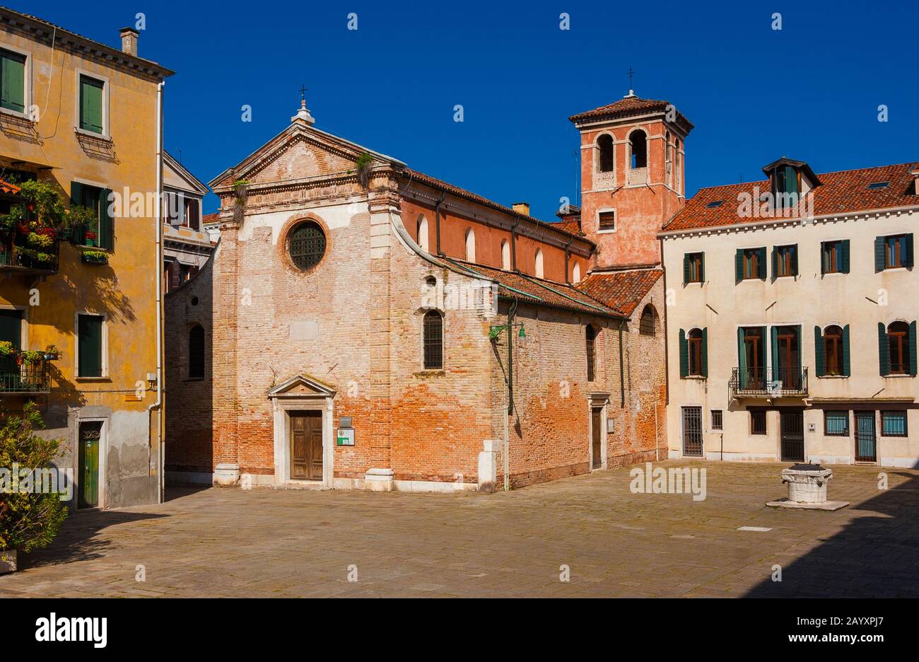 Die Kirche San Zan Degola (St. Johannes der Täufer enthauptet) und der Platz mit uralten Brunnen in Venedig, abgeschlossen im 18. Jahrhundert Stockfoto