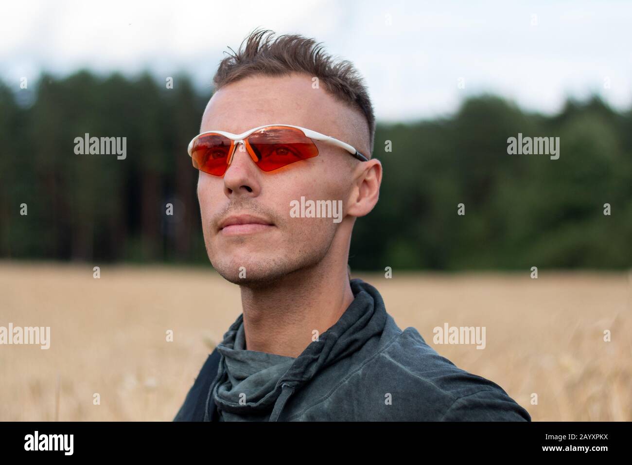 Ein Mann in Sportbrille, in der Natur. Stockfoto