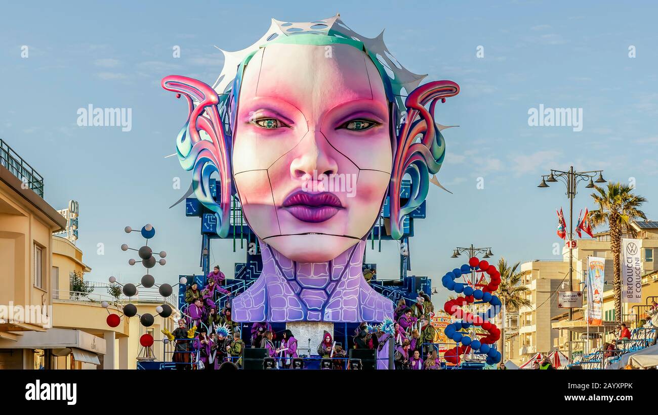 Die allegorische Floskel namens "Robotika" in der Parade im berühmten Karneval von Viareggio, Italien Stockfoto