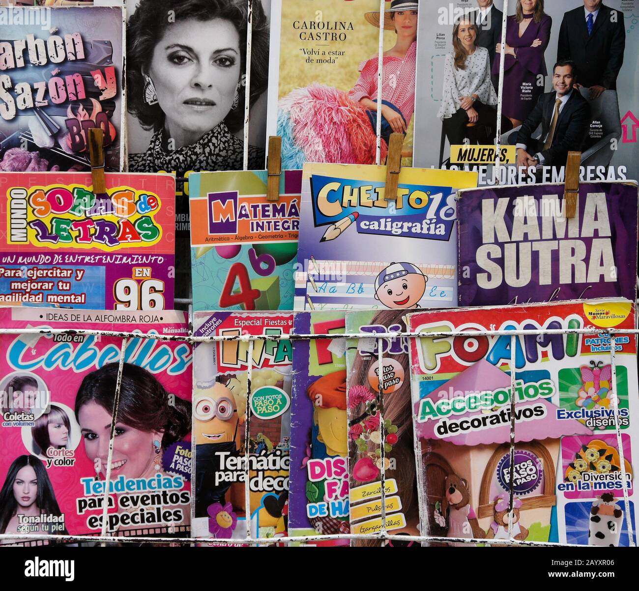 Magazinregal mit Lesestandmaterial in Spanisch, Cartagena, Kolumbien Stockfoto