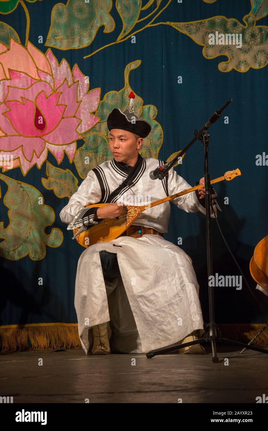 Traditionelle Musikaufführung mit Shants (eine dreisaitierte, langhalsige, gestrandete Laute) am nationalen akademischen Schauspieltheater Ulaanbaatar, der Mongolei Stockfoto