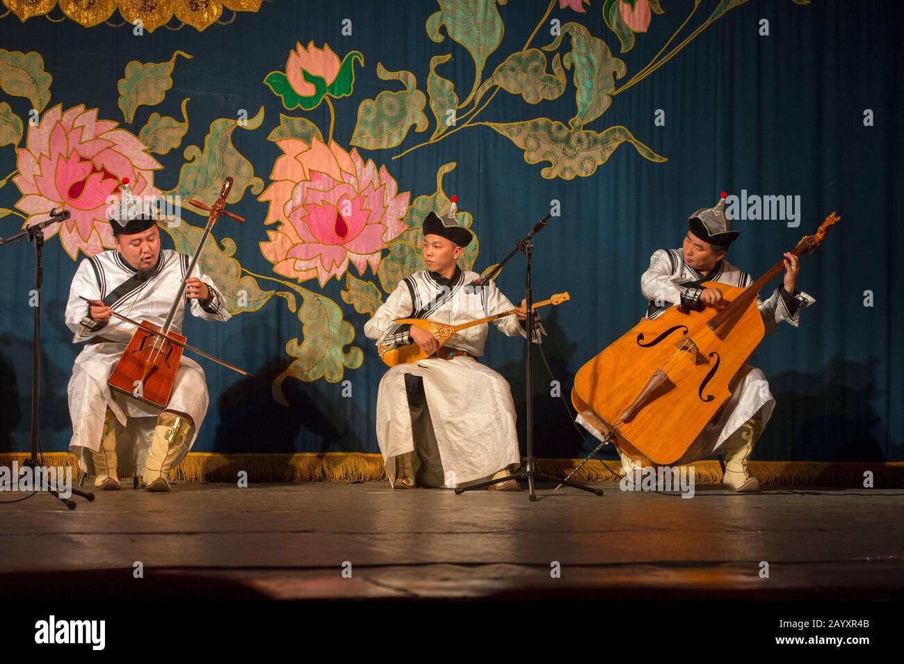 Traditionelle Musikdarbietung mit (von links) Horse Head Fiddle (Morin Khuur), Shants (eine dreisaitierte, langhalsige, geratene Laute) und ikh khuur (B. Stockfoto