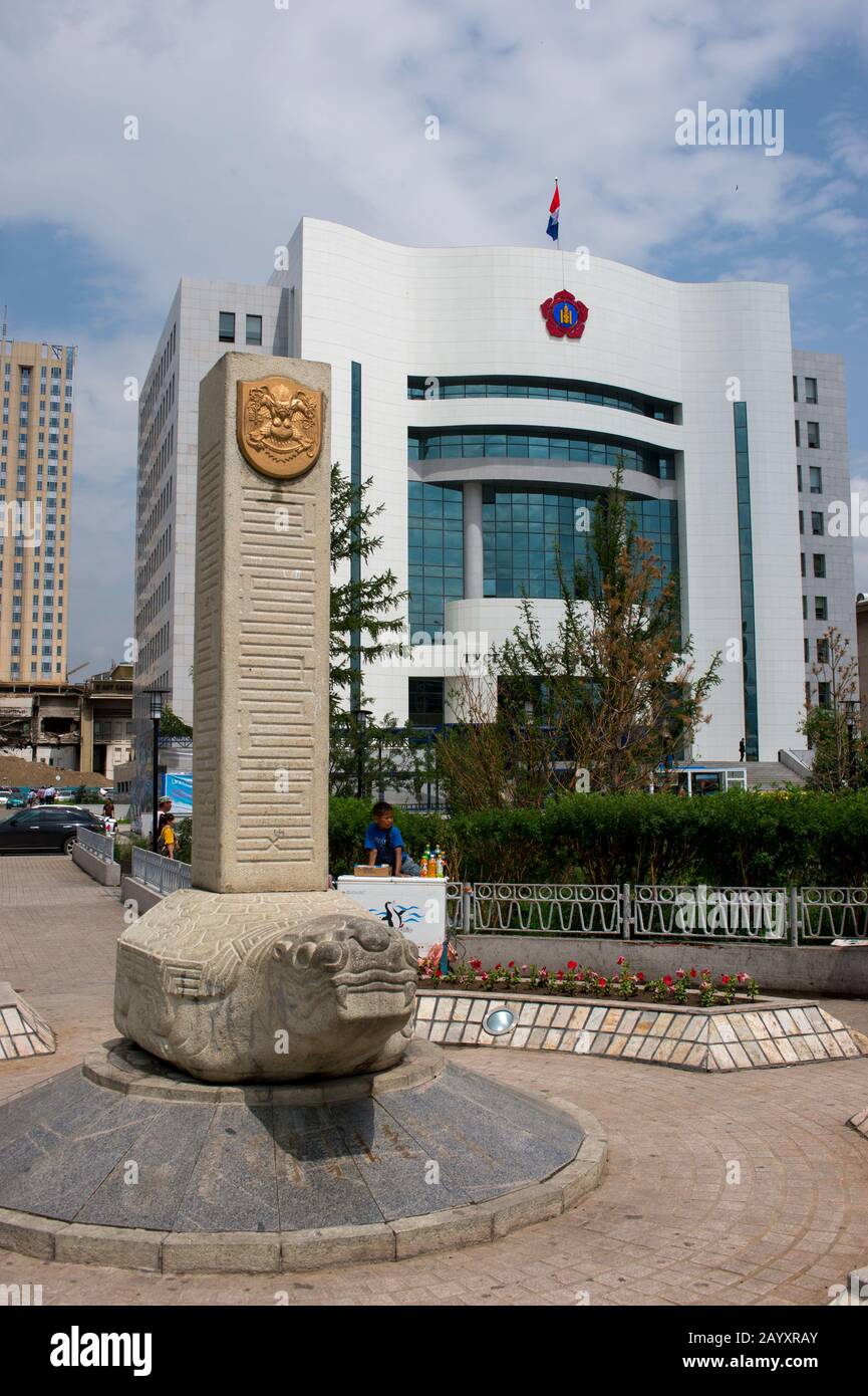 Schildkrötenstatue im Park vor dem Hauptsitz der mongolischen Volkspartei in Ulaanbaatar in der mongolischen Innenstadt. Stockfoto