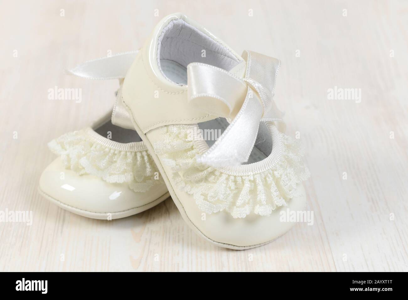 Ein Paar weiße Babyschuhe Stockfoto
