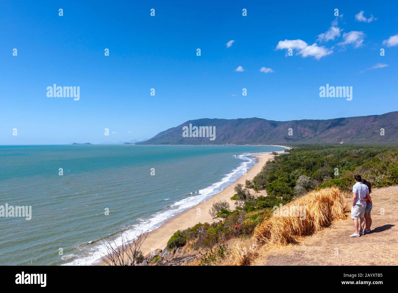 Ein paar junge Touristen in Rex Lookout, Wangetti Beach, Wangetti, Queensland, Australien Stockfoto