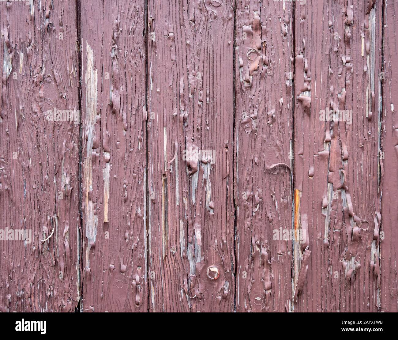 Braune Holzwand mit Schälfarbe Stockfoto