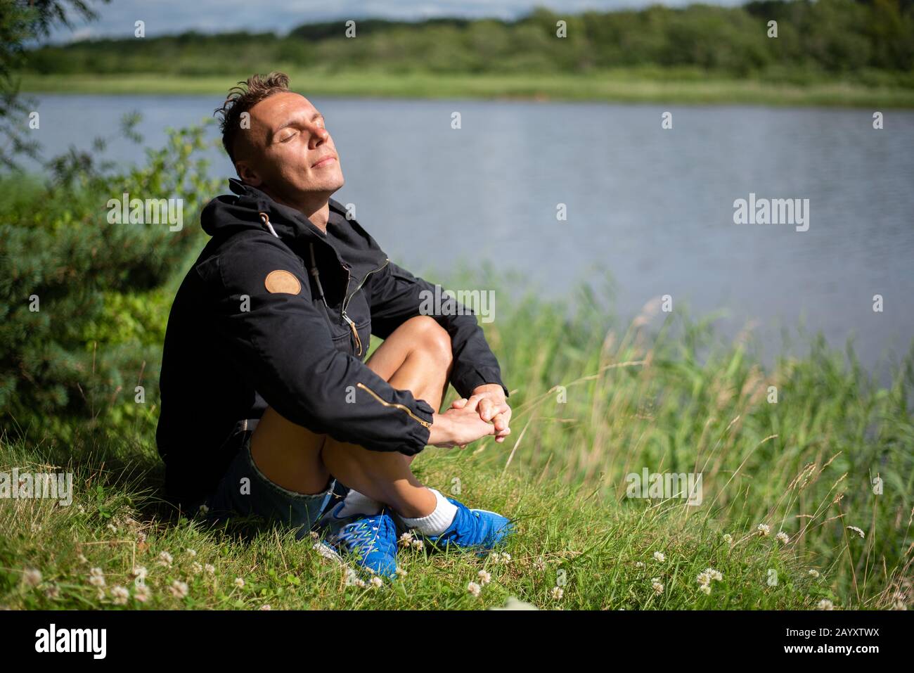 Ein Mann am Ufer des Sees. Stockfoto
