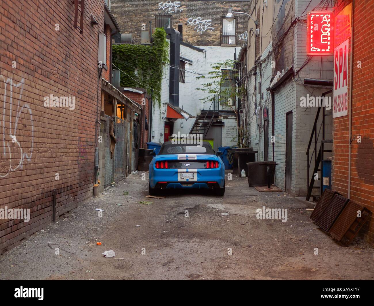 Schönes Auto, das in einer heruntergekommenen Gegend in der Innenstadt von Toronto geparkt wurde. Stockfoto