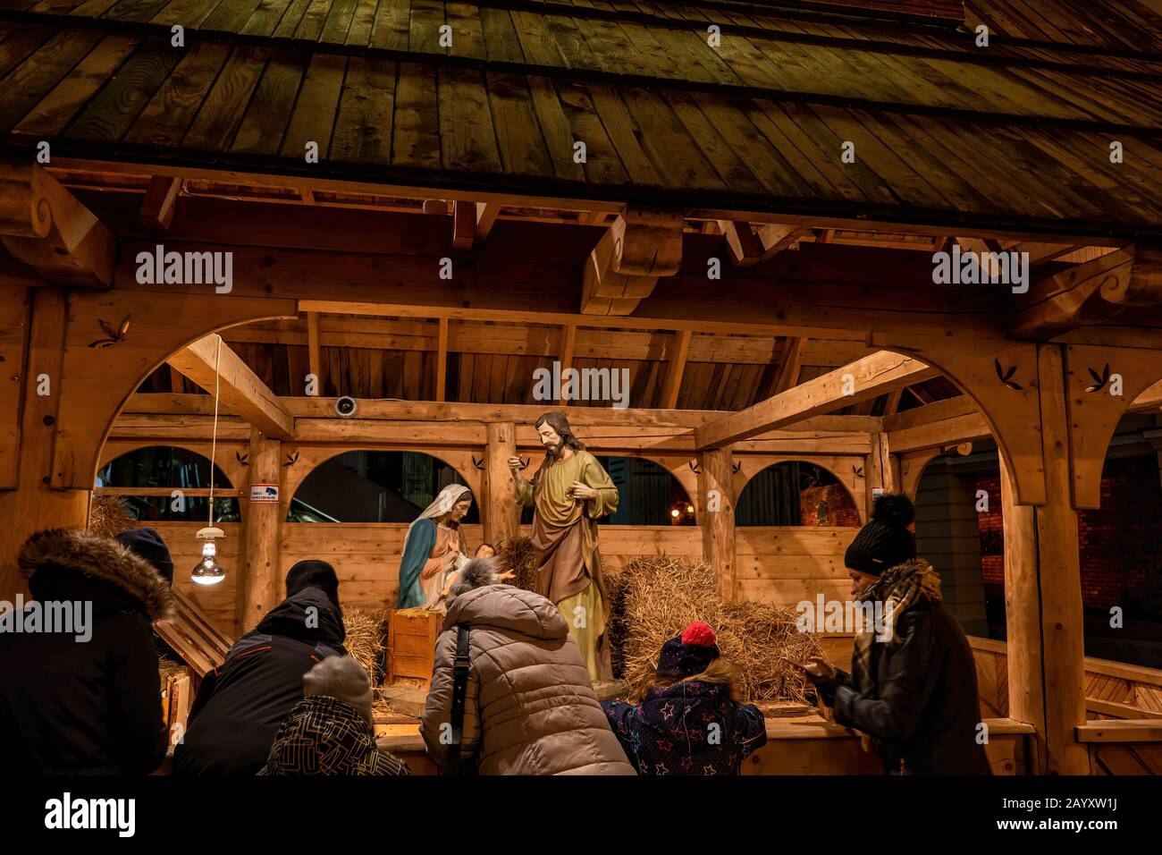 Warschau, Polen - 27. Dezember 2019: Menschen, die Weihnachtskrippe mit Baby Jesus, Heiliger Maria und Josef, öffentliche Ausstellung im Cit, beobachten Stockfoto