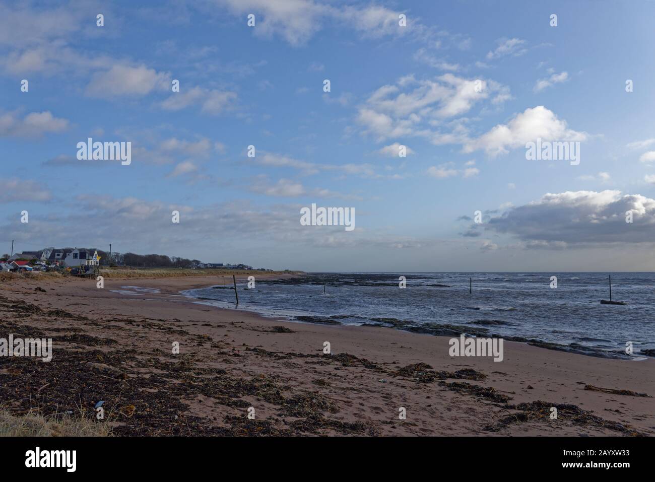 Der Strand und das geschützte Wasser mit seinen aufrechten Rockmarker Westhaven am Nordende von Carnoustie an der Ostküste Schottlands. Stockfoto